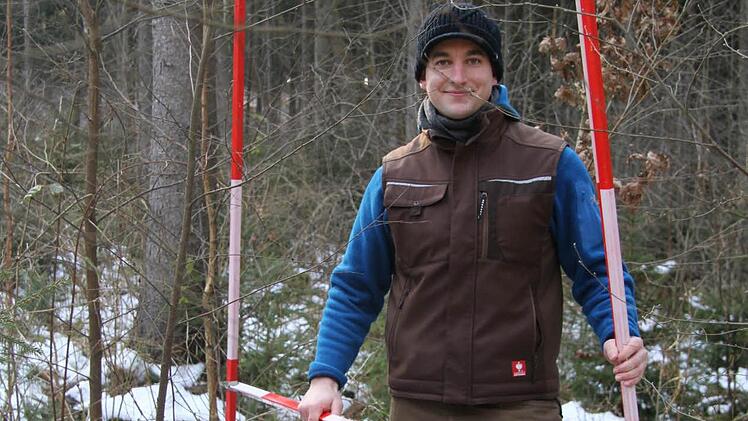 Forst-Anwärter Justus Humpert zeigt, wie die auf der Karte markierten Punkte in der Praxis abgesteckt werden. Foto: Sonja Adam