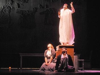 Der "Engel der Geschichte" (Petra Hoffmann) führt die Trauernden ( Kora Pavelic und Jirí Rajniš): Eine stilisierte, poetische Geste, die bei dem eindringlichen szenischen Liederabend des Landestheaters zugleich ins Leid vertieft und darüber hinaus weist.  Foto: Andrea Kremper