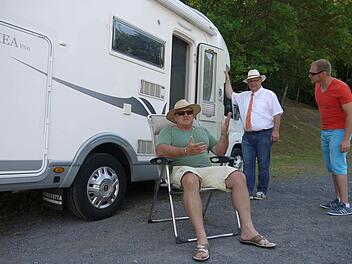 Unternehmungslustig, aber auch gelassen: Andre Röttger und Martin Stingl lassen sich von Heinz Kiesewetter (von rechts) erklären, was ein Wohnmobilist so alles zu seinem Reise-Glück braucht. Foto: Berthold Köhler