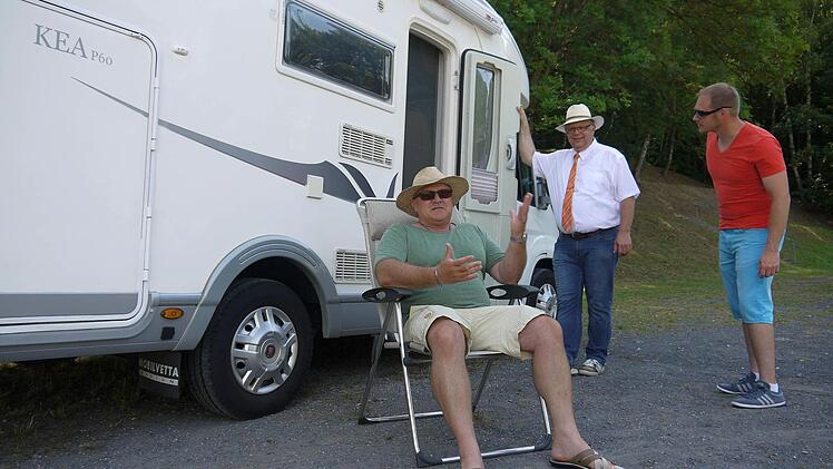 Unternehmungslustig, aber auch gelassen: Andre Röttger und Martin Stingl lassen sich von Heinz Kiesewetter (von rechts) erklären, was ein Wohnmobilist so alles zu seinem Reise-Glück braucht. Foto: Berthold Köhler