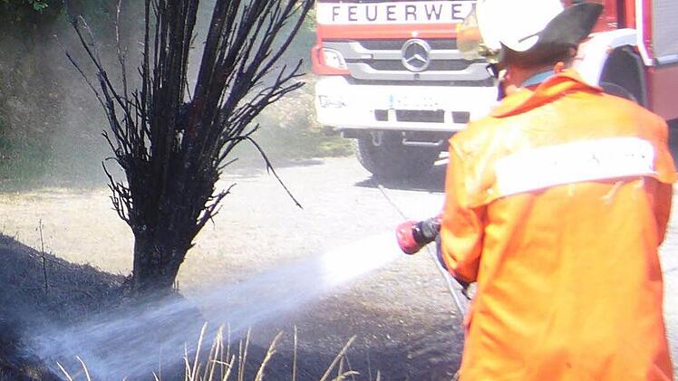 Bei den Löscharbeiten. Foto: Stefan Wicklein.