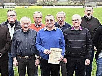 Bei den Sportfreunden wurden langjährige Mitglieder geehrt. Das Foto zeigt Geehrte und Ehrende (von links): Vorsitzender Dominik Präger, Gerald Oppelt, Ehrenamtsbeauftragter Alfred Heinemann, Günter Hafenecker, Franz Schaller, Nikolaus Schor, Walter Steinert, Frank Ludewig und Philipp Mölter.  Foto: Helmut Will