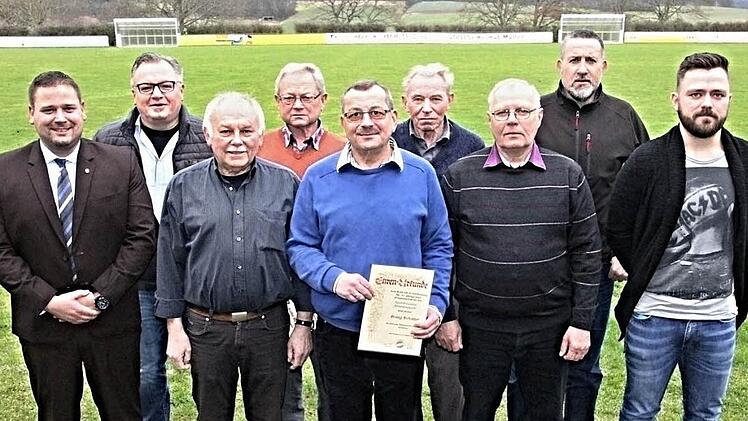 Bei den Sportfreunden wurden langjährige Mitglieder geehrt. Das Foto zeigt Geehrte und Ehrende (von links): Vorsitzender Dominik Präger, Gerald Oppelt, Ehrenamtsbeauftragter Alfred Heinemann, Günter Hafenecker, Franz Schaller, Nikolaus Schor, Walter Steinert, Frank Ludewig und Philipp Mölter.  Foto: Helmut Will