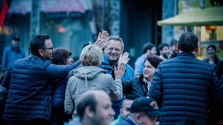 Als das zweite Tor für Deutschland fällt, ist die Freude von Frankreich auch auf dem Lichtenfelser Marktplatz zu spüren. Foto: Manuel Stark