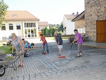 Die guten Geister der Herz-Jesu-Pfarrei Pressig putzen das Kirchenumfeld für das Kirchweihfest heraus (v. l.): Marietta Schorn, Karin Geiger, Liane Wachter, Karl-Heinz Übelacker und Irene Kopp. Foto: K.- H. Hofmann