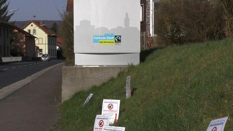 Protest unterm Willkommensschild.  Foto: Thomas Dill