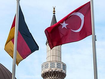 Deutsche und türkische Flagge in trauter Nachbarschaft - zurzeit ist das Verhältnis allerdings eher angespannt. Foto: dpa