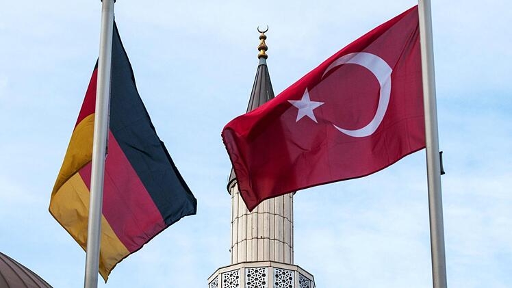Deutsche und türkische Flagge in trauter Nachbarschaft - zurzeit ist das Verhältnis allerdings eher angespannt. Foto: dpa