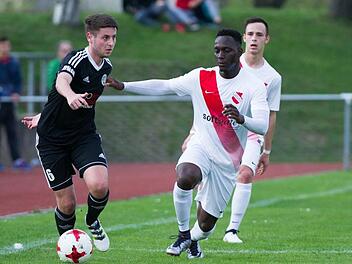 Kevin Eckert (li.) duellierte sich in der Hinrunde u.a. mit dem an die Tür zur Bayernliga klopfenden ATSV Erlangen (re. Vignon Amegan). In der Rückrunde läuft er für den SC Kühlenfels auf. Sportfoto Zink