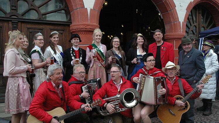 Die "Albertos" aus Wohnau  sorgen für Stimmung rund ums Genussfestival. In Ebern fühlten sich die Musiker jüngst im Kreise der gekrönten Häupter besonders wohl.