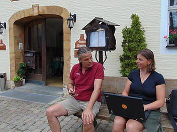 Biergartenchef Franz Winkler und 5-Seidla-Steig Planerin Julia Endres probieren aus, ob das Internet bei der Klosterbrauerei wirklich wieder geht.Petra Malbrich