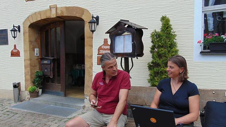 Biergartenchef Franz Winkler und 5-Seidla-Steig Planerin Julia Endres probieren aus, ob das Internet bei der Klosterbrauerei wirklich wieder geht.Petra Malbrich