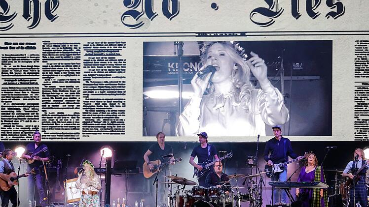 Bei ihrer Premiere in Coburg genossen die Mitglieder der Kelly Family die besondere Stimmung auf dem Schlossplatz.  Foto: Matthias Hoch