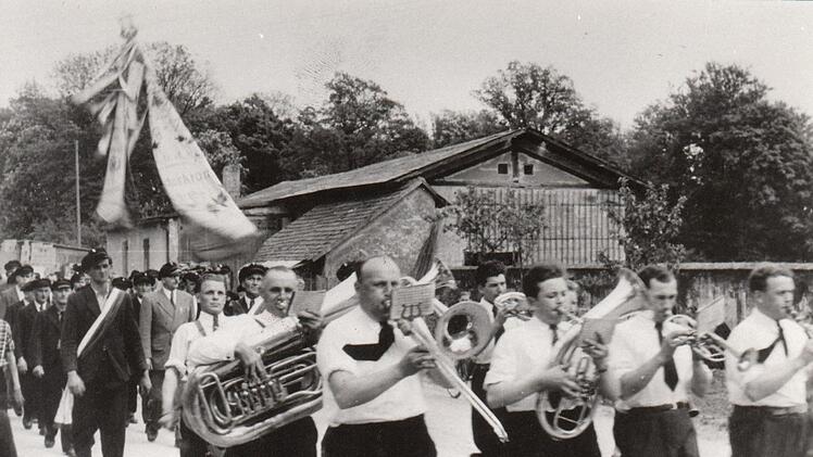 Das Foto wurde beim Festzug des 60-jährigen Bestehens des Gesangvereins "Liederkranz" im Jahr 1961 aufgenommen.