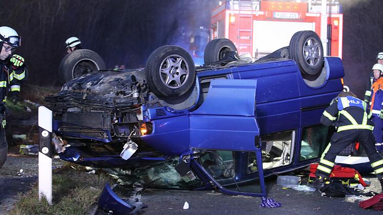 Schwerer Verkehrsunfall in Mittelfranken: Ein Kleinbus überschlug sich und blieb auf dem Dach liegen. Der Fahrer kam mit schweren Verletzungen in eine Klinik. Foto: News5 / Oßwald