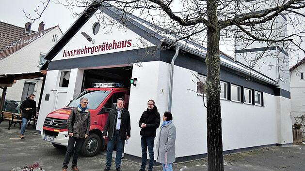 Der erste Bauabschnitt am Feuerwehrger&auml;tehaus Melkendorf ist abgeschlossen. Das erfreut (von links) Bernd Ohnem&uuml;ller vom Hochbauamt der Stadt Kulmbach, OB Ingo Lehmann, Torsten Grampp und Kerstin Berg.