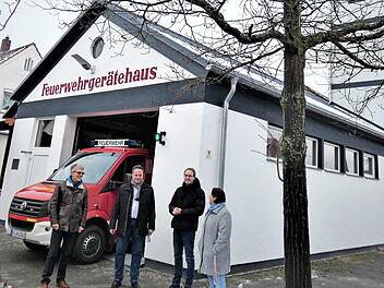 Der erste Bauabschnitt am Feuerwehrgerätehaus Melkendorf ist abgeschlossen. Das erfreut (von links) Bernd Ohnemüller vom Hochbauamt der Stadt Kulmbach, OB Ingo Lehmann, Torsten Grampp und Kerstin Berg.