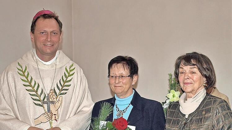 Das Caritas-Alten- und Pflegeheim St. Elisabeth und der Besuchsdienst bilden zusammen eine Gemeinschaft f&uuml;r die Bewohner. Marga Spranger (Mitte) und Rosi Hentschel dankten Jens Korn f&uuml;r seine Spende.