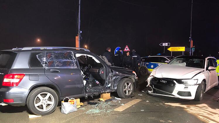 B289 bei Mainleus: Beim Abbiegen übersehen: Schwerer Crash an Baustellen-Ampel - Frau in Auto eingeklemmt