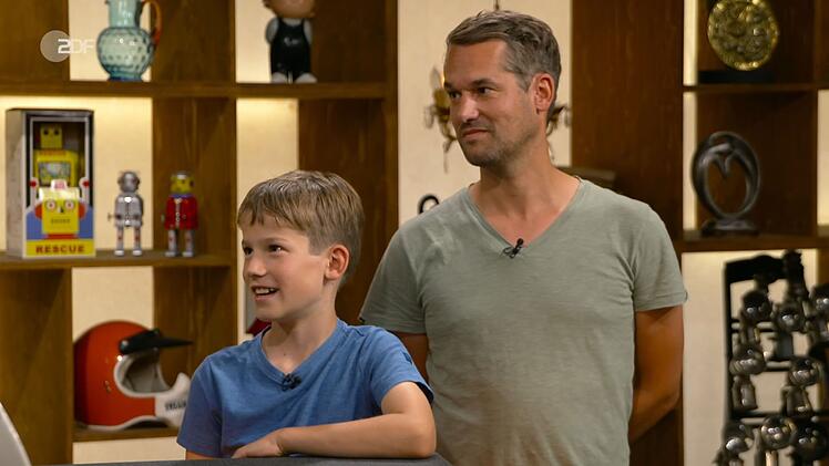 Emil und sein Vater Manuel hatten den Teller aus Bergneustadt mitgebracht.