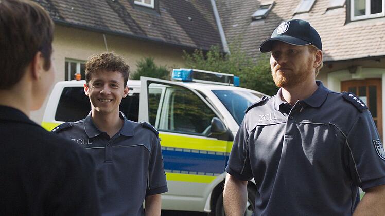 Die Zoll-Beamten Florian J&auml;ger (Lucas Prisor, rechts) und Nico Arnold (Paul Ahrens) wollen die neue Kriminalhauptkommissarin Chiara Locatelli (Maria W&ouml;rdemann) beeindrucken.