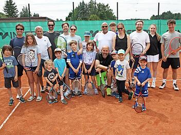 Der TCB stellte einen gelungenen Nachmittag f&uuml;r tennisbegeisterte Kinder und Erwachsene auf die Beine. Das Bild zeigt einen gro&szlig;en Teil der &bdquo;Tennisneulinge&ldquo; mit Trainern und Vorstand.