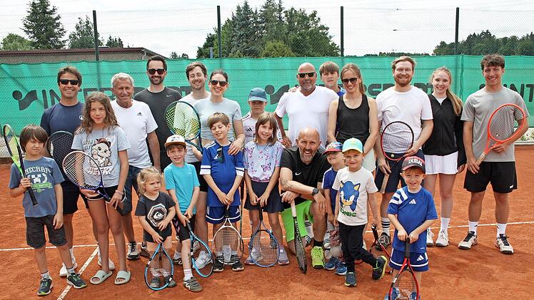 Der TCB stellte einen gelungenen Nachmittag f&uuml;r tennisbegeisterte Kinder und Erwachsene auf die Beine. Das Bild zeigt einen gro&szlig;en Teil der &bdquo;Tennisneulinge&ldquo; mit Trainern und Vorstand.