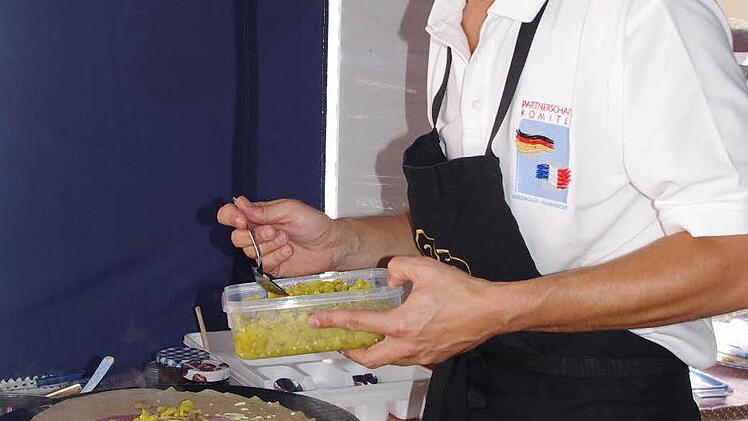 Jérôme Kerriel vom Deutsch-Französischen Partnerschaftskomitee Kronach-Hennebont bereitete die beliebten Crêpes nach einem alten bretonischen Rezept zu. Foto: Heike Schülein
