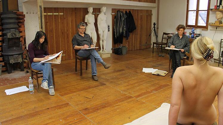 Bei einem Workshop mit Gerhard Nerowski lernen die Teilnehmer Aktzeichnen nach Modell.  Fotos: Landratsamt