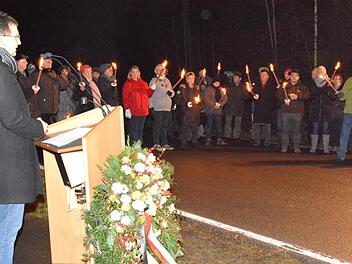 Bürgermeister Wolfram Thein sprach bei der Gedenkfeier zur Wiedervereingung an der ehemaligen Grenze. Zahlreiche Bürger nahmen teil. Vor 25 Jahren war der "Eiserne Vorhang" gefallen.  Foto: Gerhard Schmidt