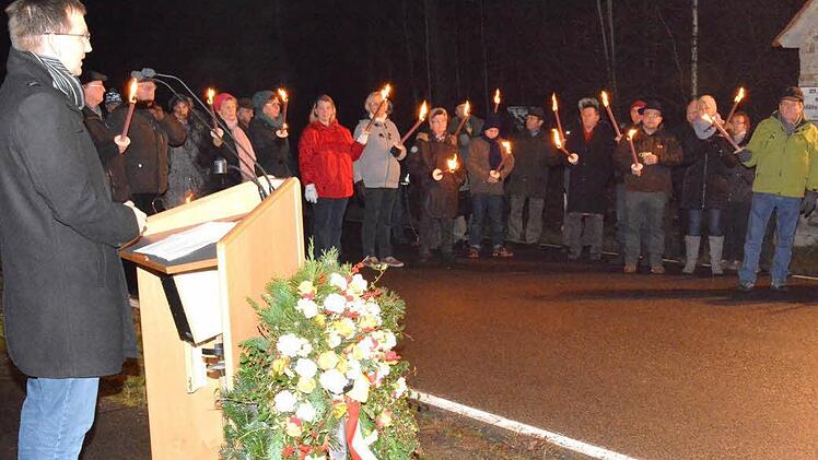 Bürgermeister Wolfram Thein sprach bei der Gedenkfeier zur Wiedervereingung an der ehemaligen Grenze. Zahlreiche Bürger nahmen teil. Vor 25 Jahren war der "Eiserne Vorhang" gefallen.  Foto: Gerhard Schmidt