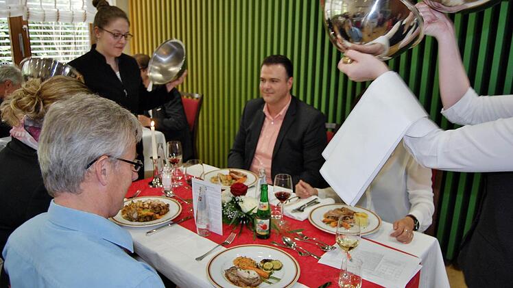 Keine Angst vor kritischen Gästen: Merita Demalijaj (18, links) und Madeleine Kirchner (20) servieren das Prüfungsessen. Foto: Sigismund von Dobschütz