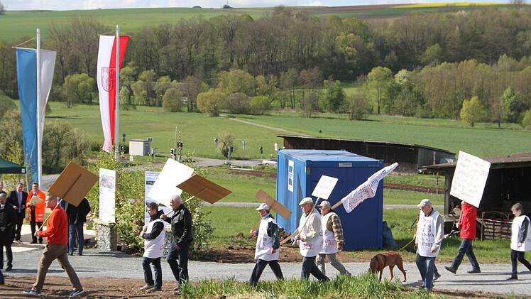 Aufmarsch der Kauerndorfer zum Baustellengelände: Friedlich, aber vehement, demonstrierten die Kauerndorfer dafür, dass sich der Ausbau der Ortsumfahrung nicht nur auf Untersteinach beschränken dürfe. Unterstützt werden sie von den Untersteinachern. Foto: Sonny Adam