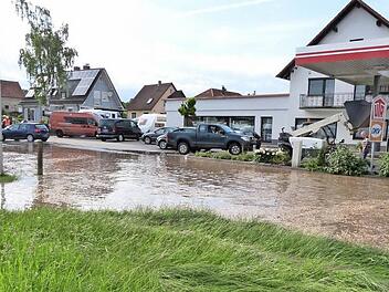 Neben der Tankstelle in Untersteinbach machte das Hochwasser die Straße unpassierbar.  Fotos: Helmut Kistner (3), René Ruprecht und Ferdinand Merzbach