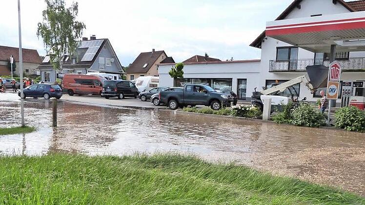 Neben der Tankstelle in Untersteinbach machte das Hochwasser die Straße unpassierbar.  Fotos: Helmut Kistner (3), René Ruprecht und Ferdinand Merzbach