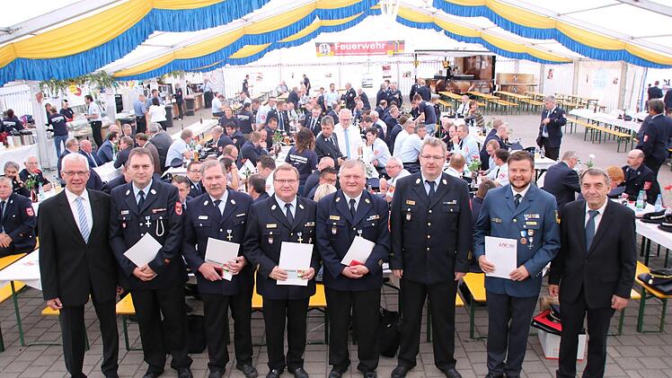 Ehrungen wurden beim Kreisfeuerwehrtag ausgesprochen. Unser Bild zeigt die fünf Ausgezeichneten mit Kommunalpolitikern und dem Kreisbrandrat, von links: Haßfurts Bürgermeister Günther Werner, die Geehrten Stephan Biertempfel, Alfred Hauck, Peter Pfaff und Peter Hegemann, Kreisbrandrat Ralf Dressel, THW-Ortsbeauftragter Christian Günther und stellvertretender Landrat Oskar Ebert.  Foto: Klaus Schmitt