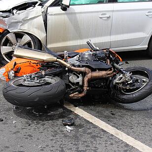 Kreis Neustadt/Aisch: Motorrad kracht ungebremst in Audi – 28-Jähriger stirbt