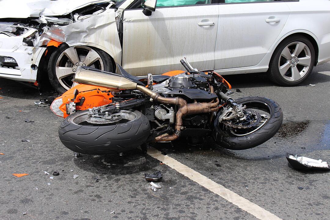 Kreis Neustadt/Aisch: Motorrad kracht ungebremst in Audi – 28-Jähriger stirbt