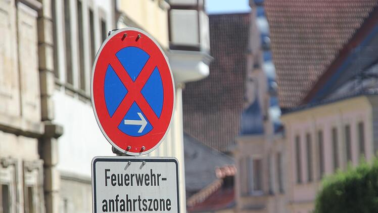 Trotz absolutem Halteverbot: Nicht selten parken auch dort Autos, wo sie den Rettungskräften im Weg stehen. Foto: Andreas Schmitt