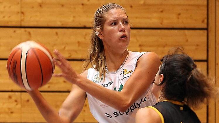 Schnell, kraftvoll, kompromisslos in der Abwehr: DJK-Neuzugang Eva Marschall (links) scheint ihren Platz in der Mannschaft schon gefunden zu haben. Foto: sportpress