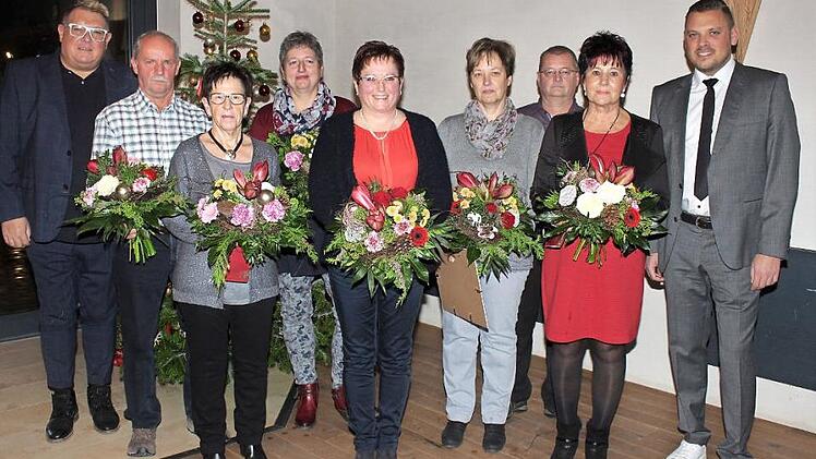 Die langjährigen Mitarbeiter mit Geschäftsführer Reinhold Murk (links) und Tobias Murk (rechts) Foto: Evi Seeger
