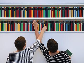 Das Team der Saale-Zeitung greift in die heimischen Bücherregale und verschenkt gegen Spende Bücher. Arne Dedert/dpa
