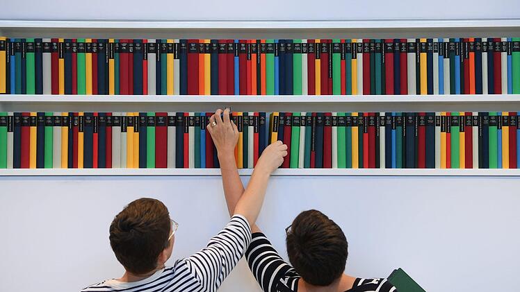 Das Team der Saale-Zeitung greift in die heimischen Bücherregale und verschenkt gegen Spende Bücher. Arne Dedert/dpa