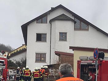 Bei einem Brand im oberfränkischen Goldkronach wurden am Freitagmorgen drei Menschen leicht verletzt. Foto: NEWS5 / Martin