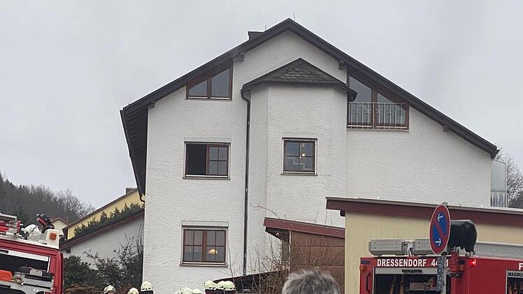 Bei einem Brand im oberfränkischen Goldkronach wurden am Freitagmorgen drei Menschen leicht verletzt. Foto: NEWS5 / Martin