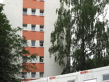 Die Mieter der beiden Häuser in der Dr.-Hans-Schack-Straße bleiben während der Innensanierung dort wohnen. Bad und WC gibt es in Containern vor dem Haus.