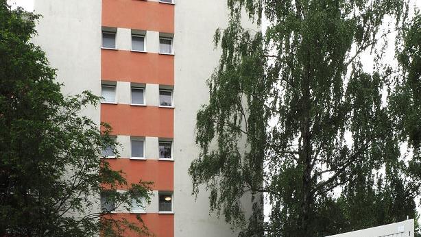 Die Mieter der beiden Häuser in der Dr.-Hans-Schack-Straße bleiben während der Innensanierung dort wohnen. Bad und WC gibt es in Containern vor dem Haus.