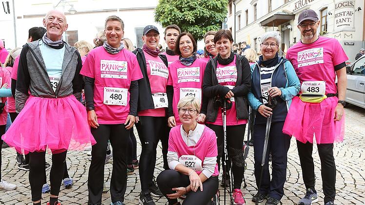 Viele absolvierten den Pinklauf als Gruppe - und ließen sich hinterher zur Erinnerung fotografieren. Foto: Kerstin Junker
