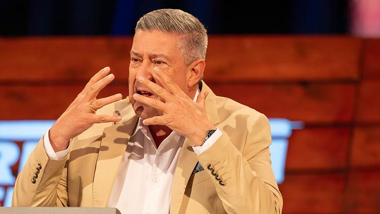 "Unvorstellbar": Juror Joachim Llambi lobte beide K&ouml;che f&uuml;r die Geschmacksexplosionen, die ihre Gerichte ihm bescherten. Henssler bekam f&uuml;r seine Hauptspeise dreimal die Bestnote.