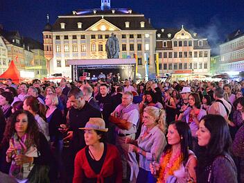 Impressionen vom Freitagabend: Der Marktplatz ist voll. Fotos: Ronald Rinklef